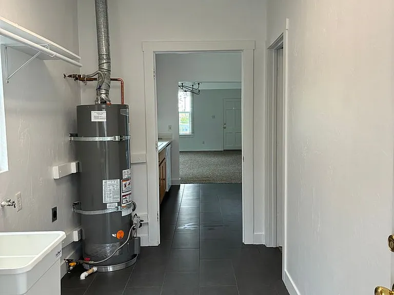 1144 Willis St — Photo 17