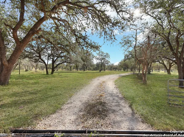 1074 Newman Rd, Poteet, TX 78065