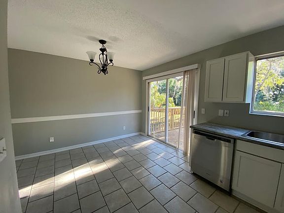 5th image of 618 Warn Ree Cir