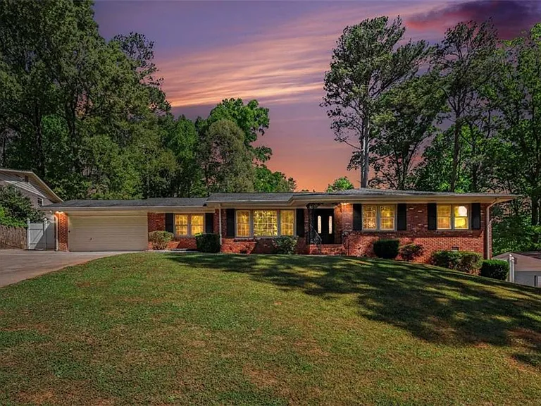 3582 Cloudland Dr — Photo 3