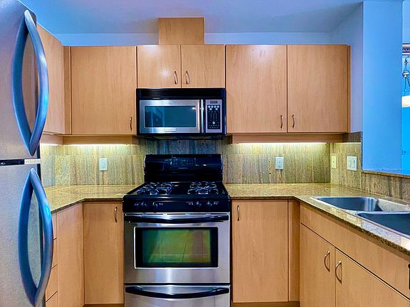 5th image of 300 W Beech St Unit 1404