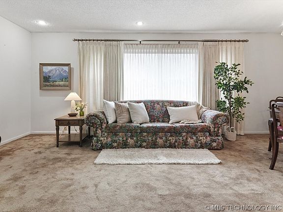 5th image of 902 S Lake Rd