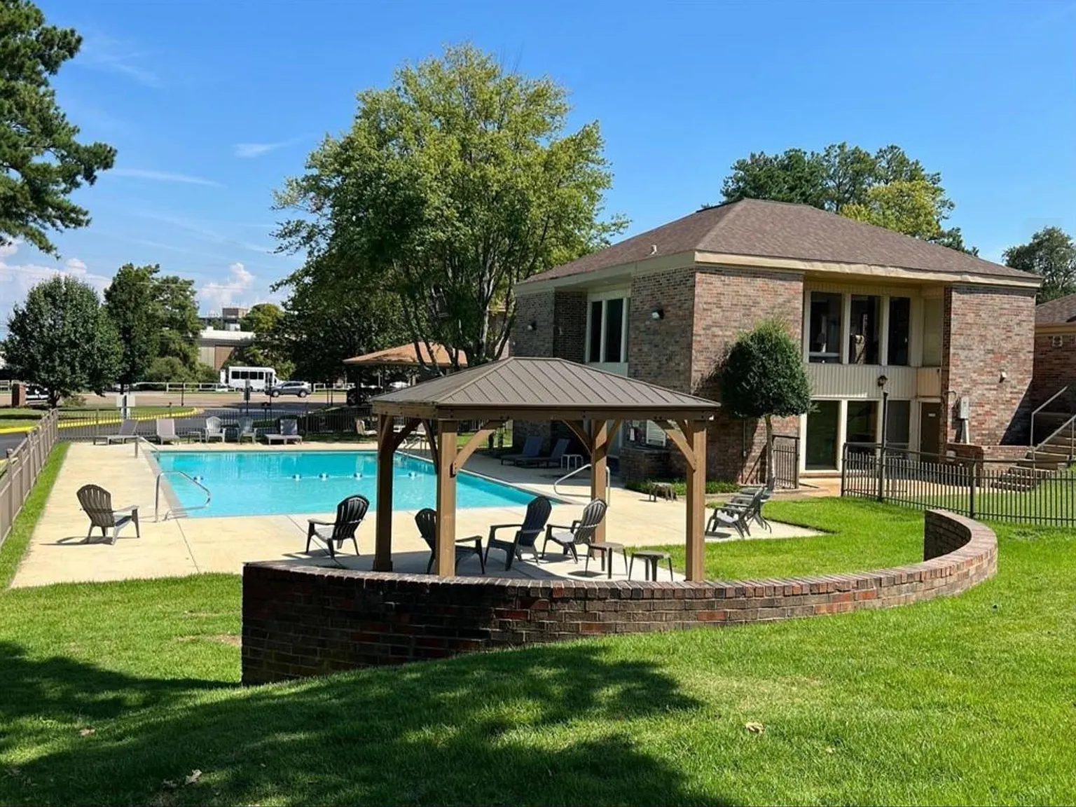 1 bed, 1.0 bath, 719 sqft, $1,100 — Photo 2