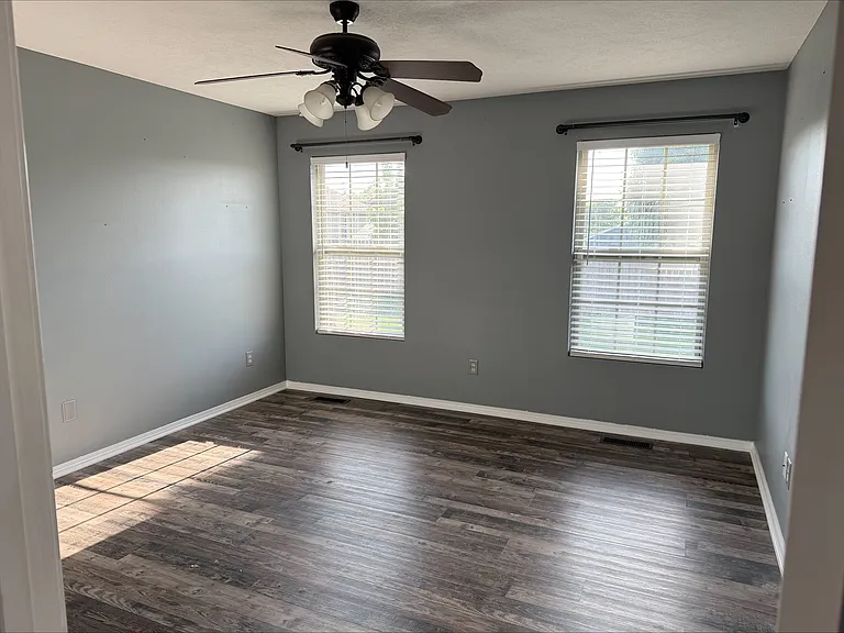 439 N Chandler Ave — Photo 10
