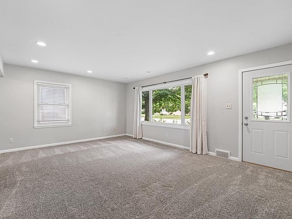 3rd image of 705 Oak STREET