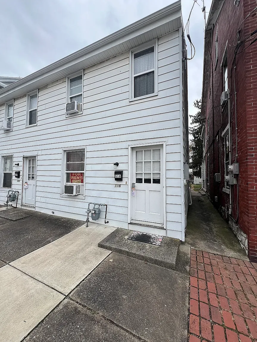 2 bed, 800 sqft, $1,300 — Photo 1