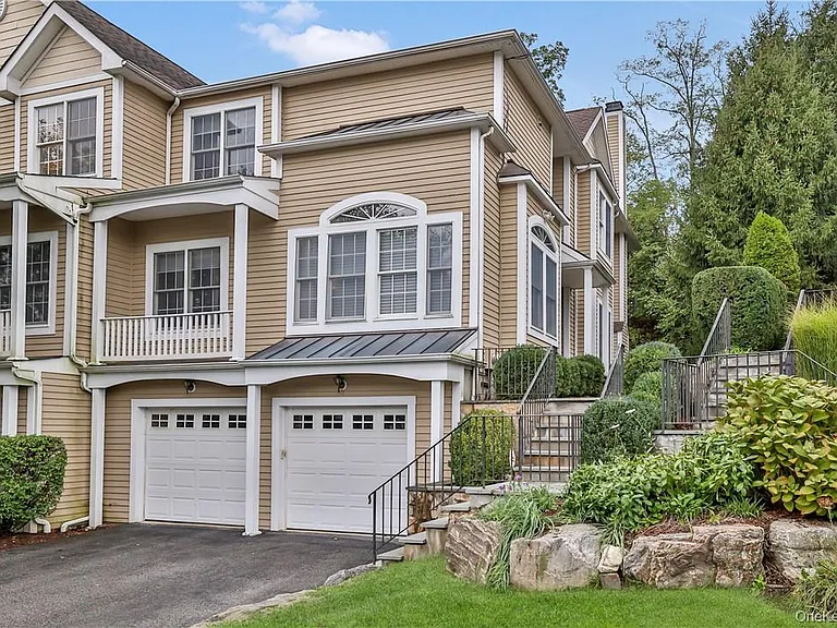 7 Hopkins Ln — Photo 2