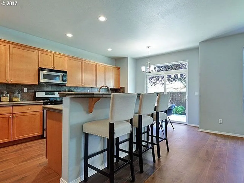 Beautiful 4 bedroom/2.5 bath Home in Newberg — Photo 2