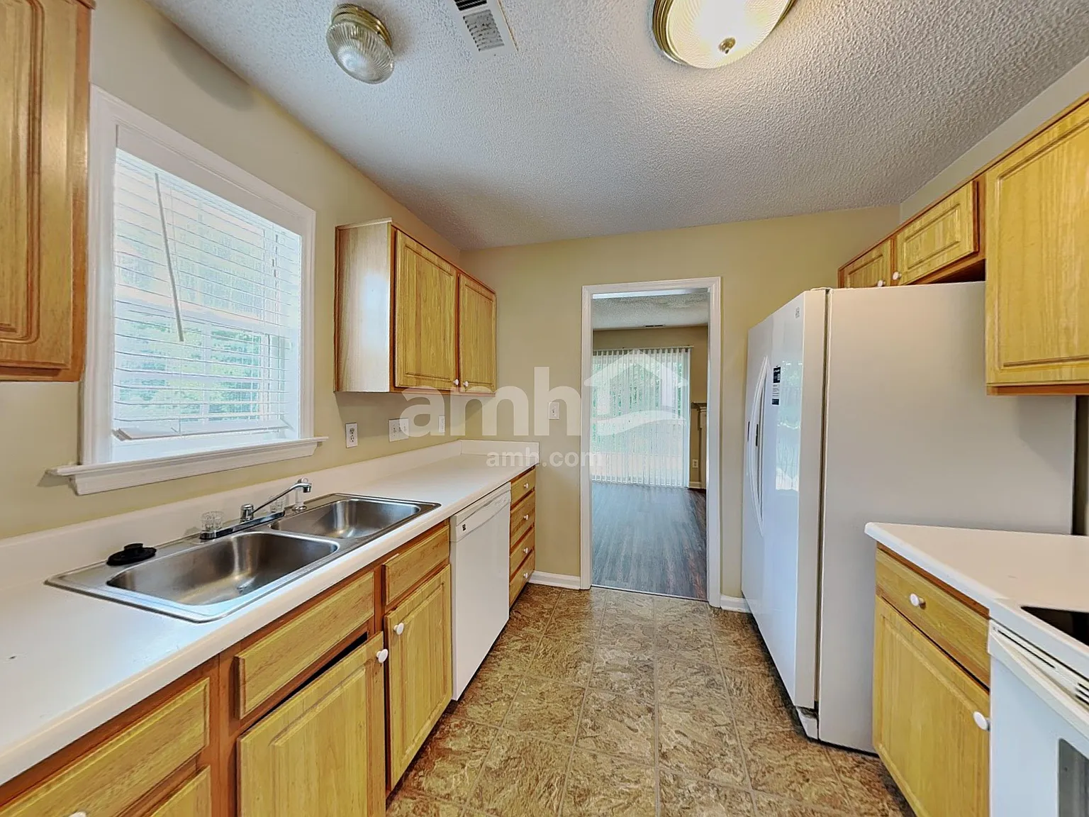 3 bed, 2.5 bath, 1594 sqft, $1,920 — Photo 3
