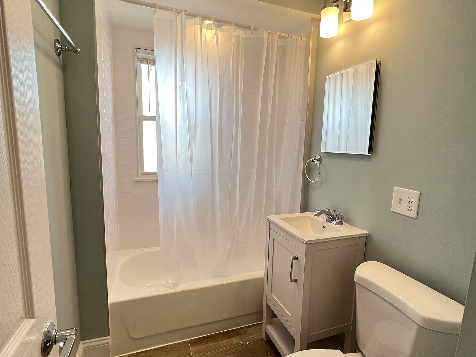 3 bed, 1200 sqft, $4,495 — Photo 3
