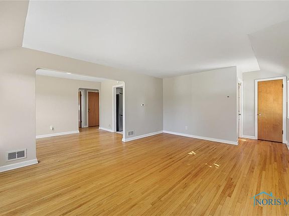 3rd image of 3127 Meadowbrook Ct