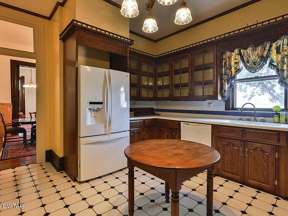 8th image of 203 N McCombs St