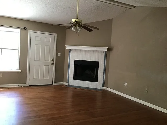 907 Canyon Ct — Photo 2