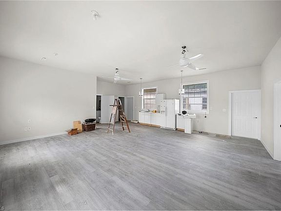 5th image of 19560 Spicewood LN