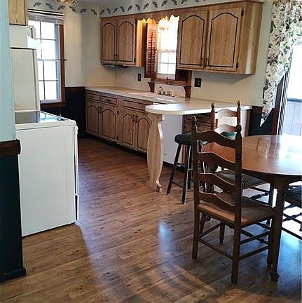 3rd image of 282 Brown St