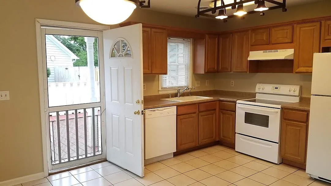 3 bed, 1400 sqft, $2,240 — Photo 4