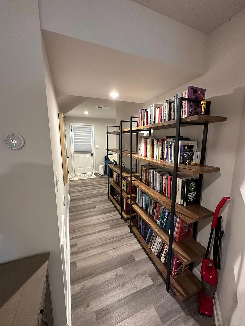 Fully Furnished Like-New Townhouse W/ Garage — Photo 4