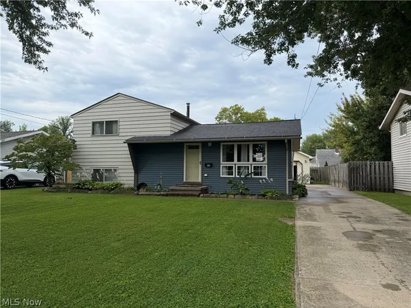 812 West Dr, Sheffield Lake, OH 44054