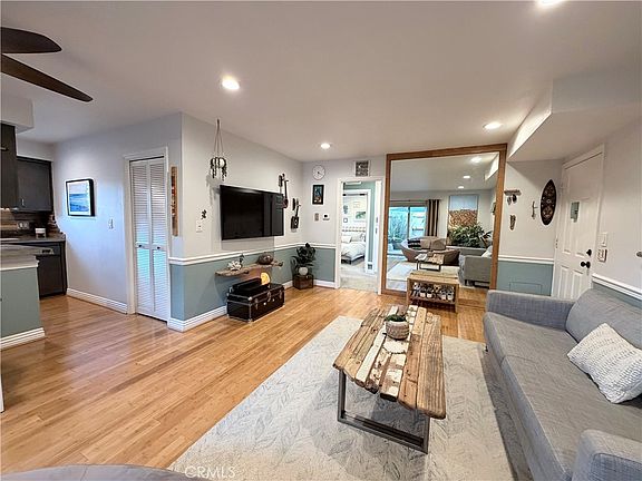 4th image of 22030 Calvert St #2
