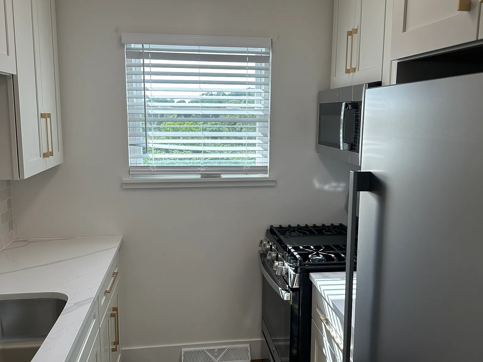 2 bed, 1.5 bath, 1075 sqft, $1,800 — Photo 4