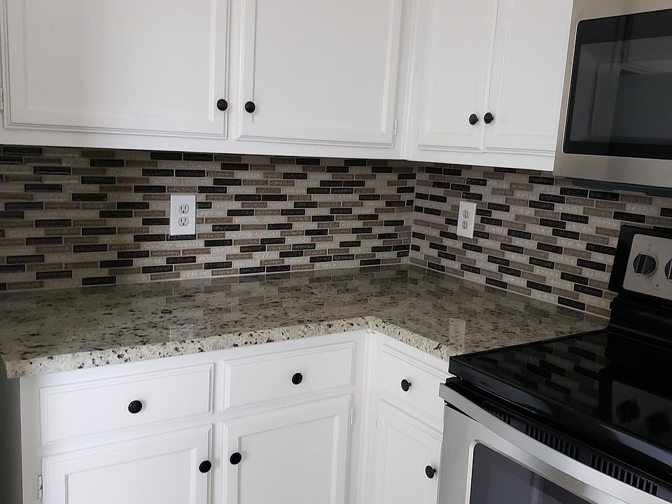 1st image of 109 E Ash Ln