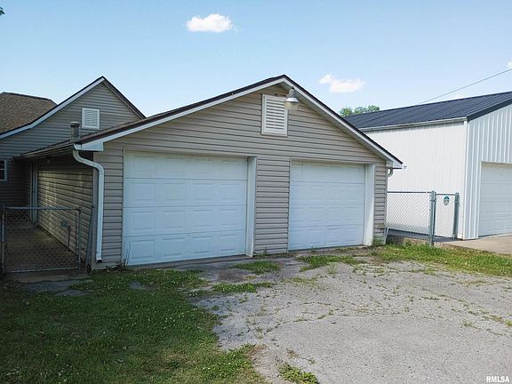 3rd image of 210 W Sylvia Ave