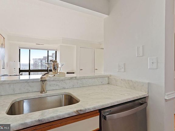 5th image of 900 N Stafford St APT 1901