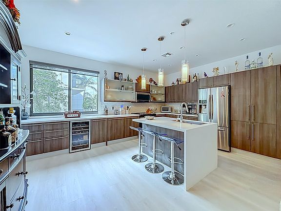 4th image of 188 SE 4th Terrace