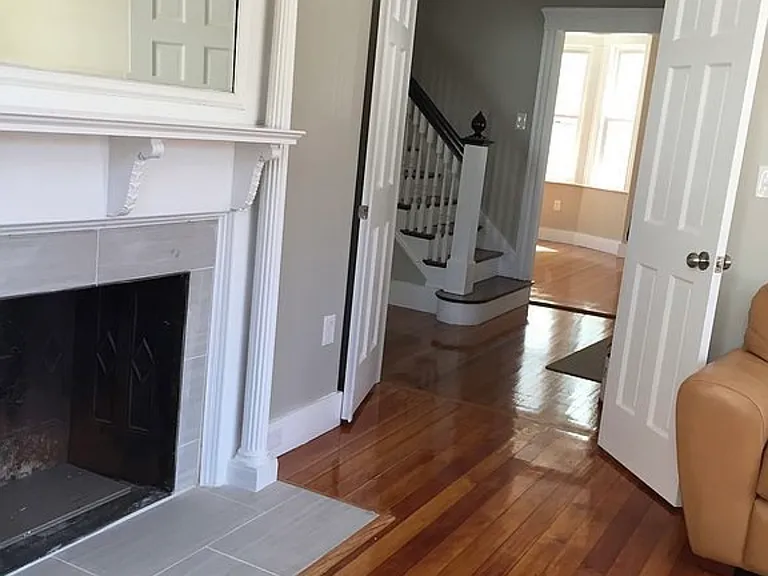 136 Brooks St — Photo 4