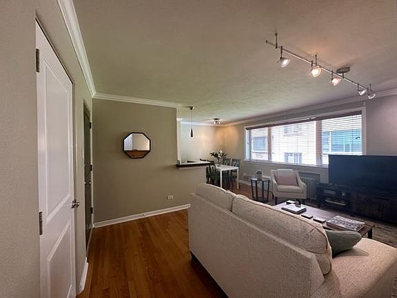 5th image of 1055 E Ellsworth Ave Unit 22