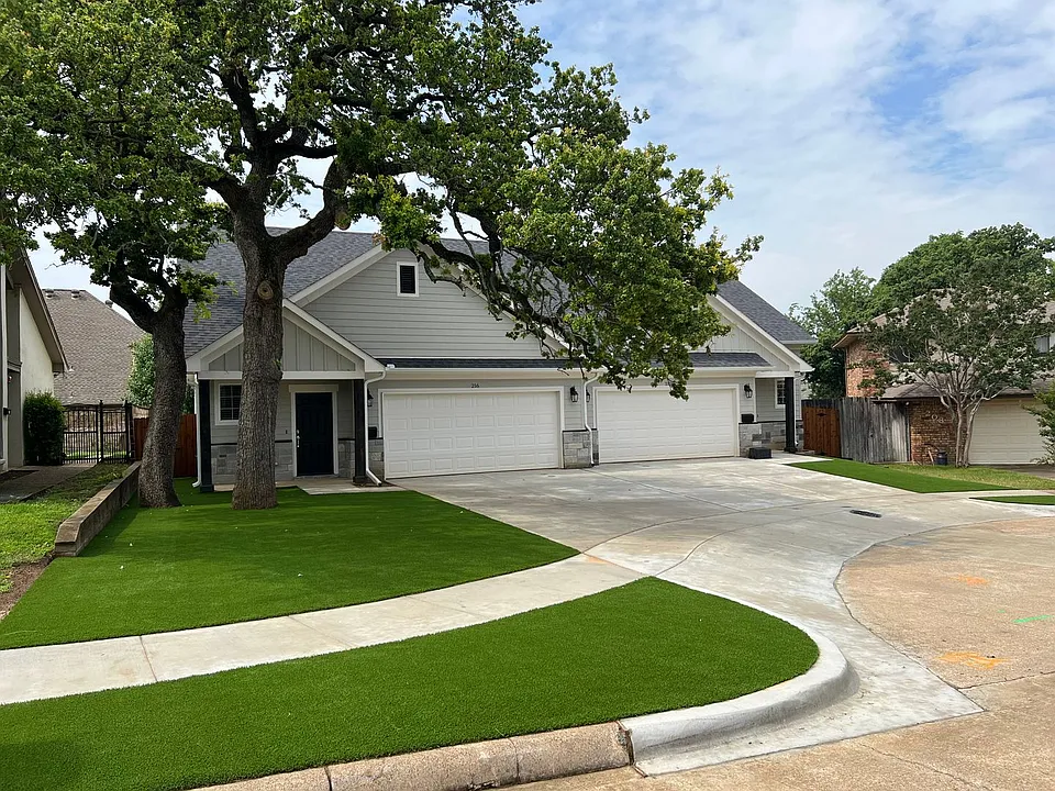 216 Wayside Ct