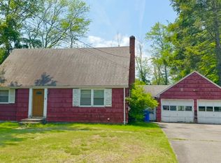 2 Wyndemere Rd, Bloomfield, CT 06002