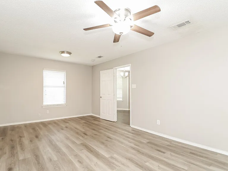 900 Vicksburg Ln — Photo 10