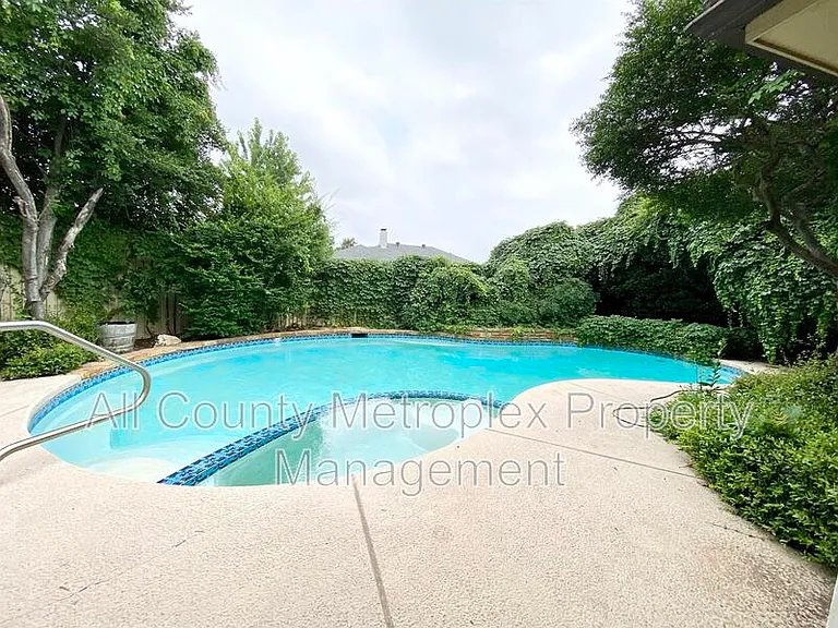 223 Woodcrest Dr — Photo 12
