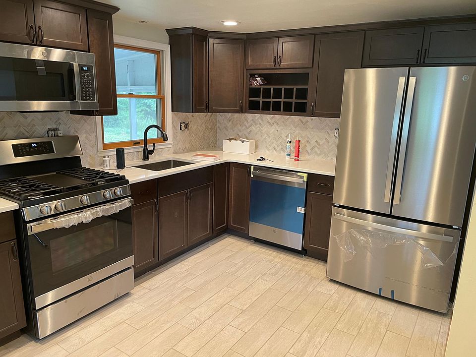 1st image of 21 Cresthaven Dr