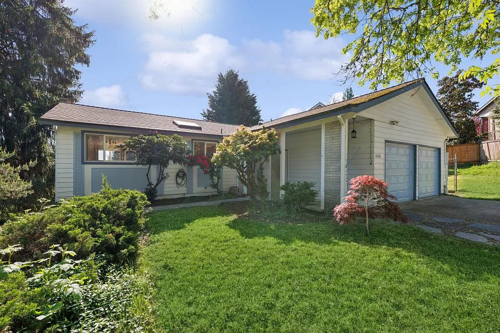 Charming retreat in the heart of Redmond - 4 bedrooms + den — Photo 3