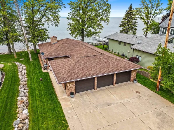 5015 Edgewater Beach Rd, Green Bay, WI 54311
