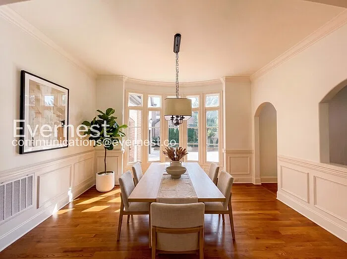 6 bed, 5.5 bath, 7958 sqft, $10,000 — Photo 4