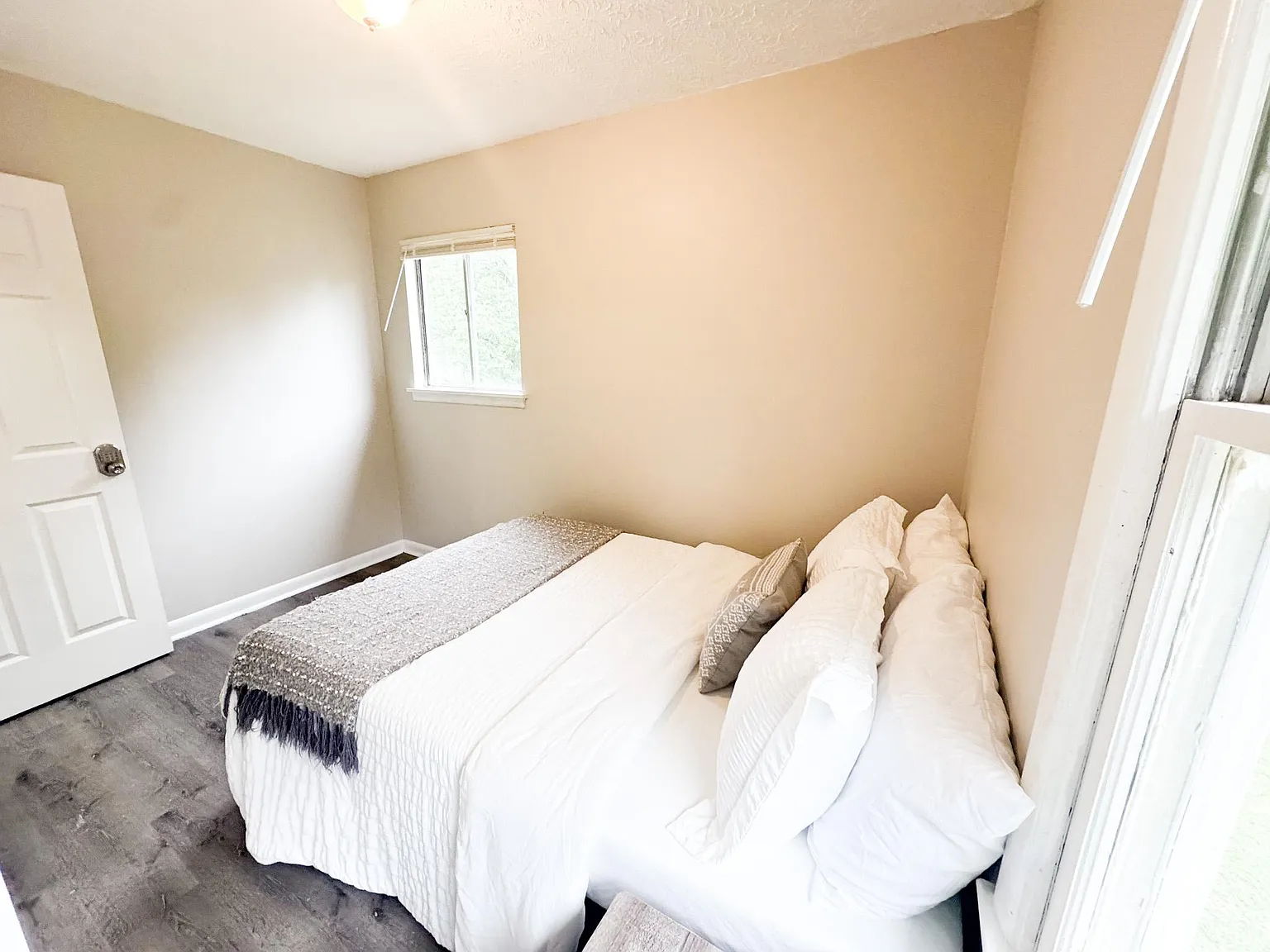 4 bed, 2.0 bath, 1800 sqft, $659 — Photo 2
