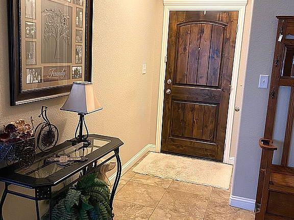 4th image of 620 Donna Cir