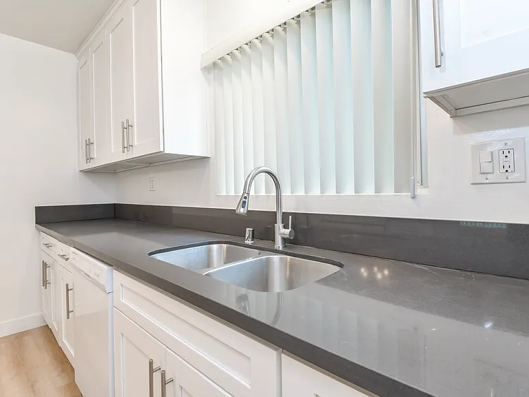 1005 E Doran St #J — Photo 8