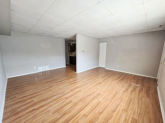 3rd image of 587 Allengrove St Floor 1