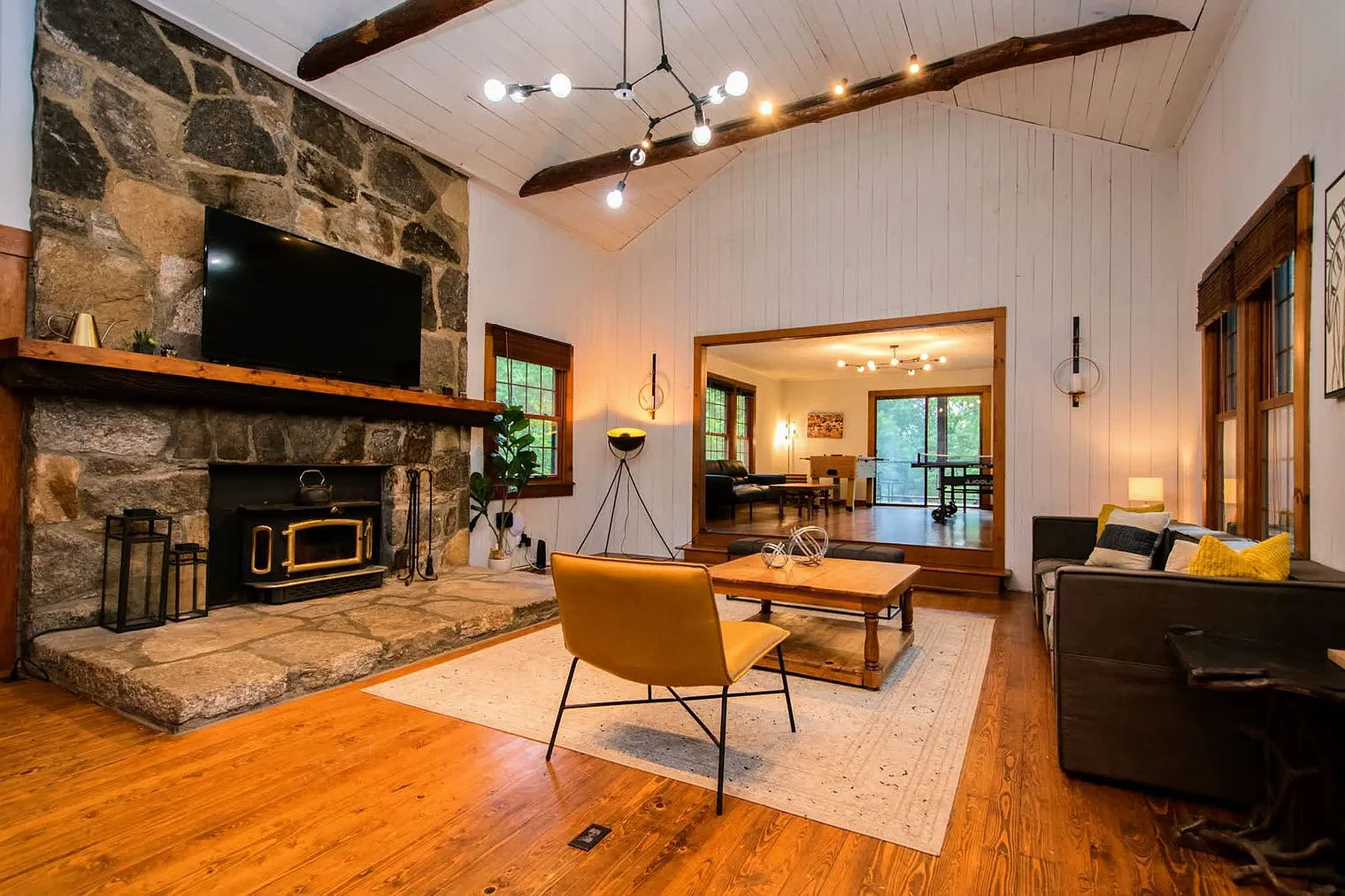 6 bed, 4.0 bath, 2389 sqft, $8,601 — Photo 2