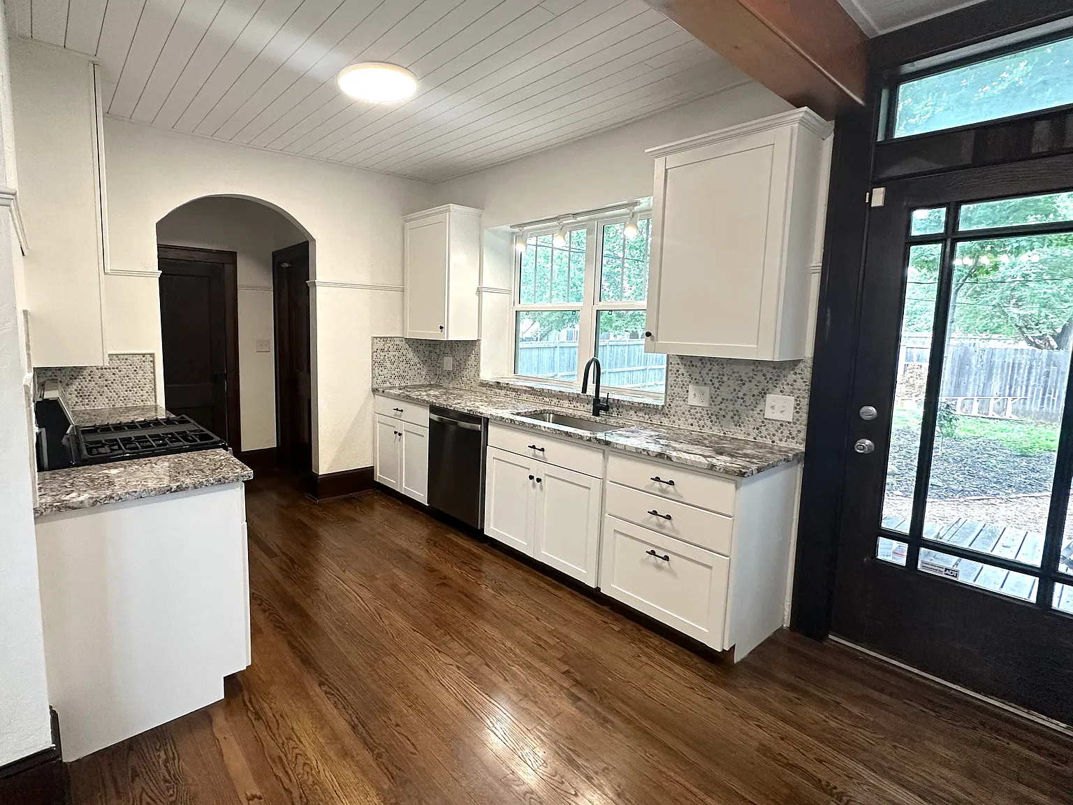 5 bed, 2052 sqft, $4,000 — Photo 3
