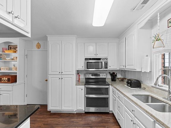 3rd image of 152 Busbee St.