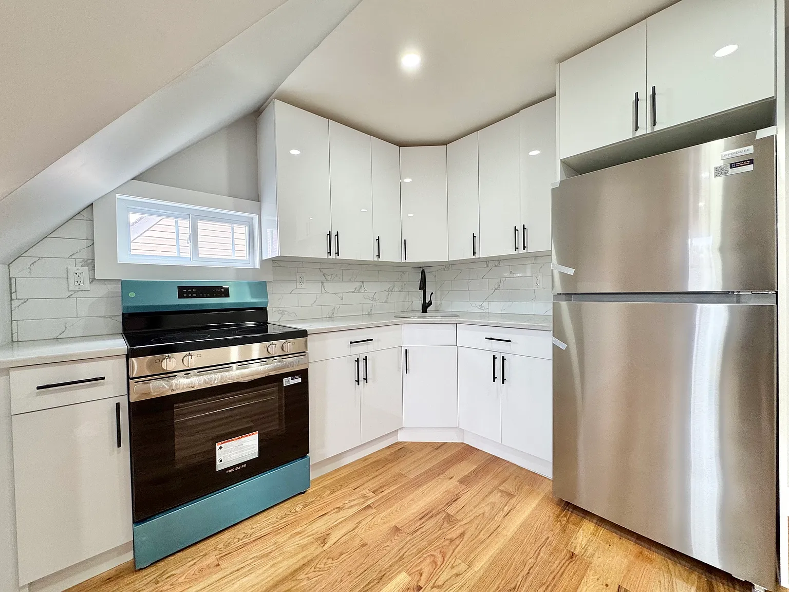 2 bed, 700 sqft, $3,000 — Photo 3