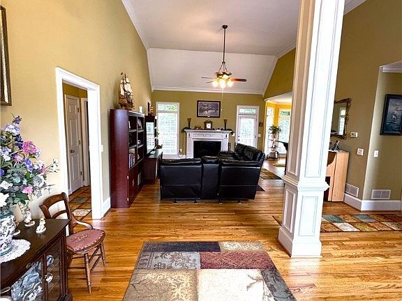 3rd image of 390 Lakeland Drive