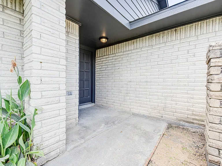 2035 Deerhurst Ln — Photo 2