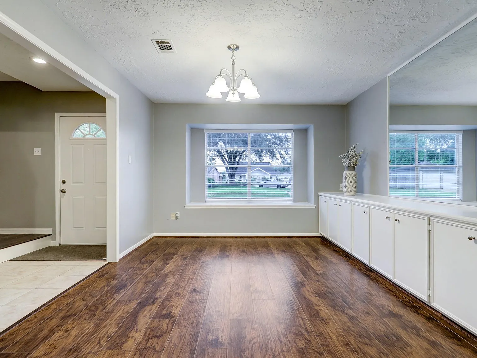 4 bed, 2.0 bath, 2019 sqft, $1,975 — Photo 4