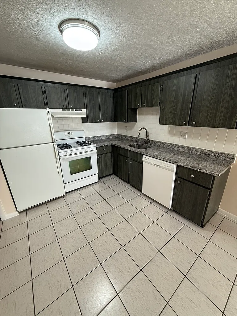 2 bed, 900 sqft, $2,200 — Photo 1